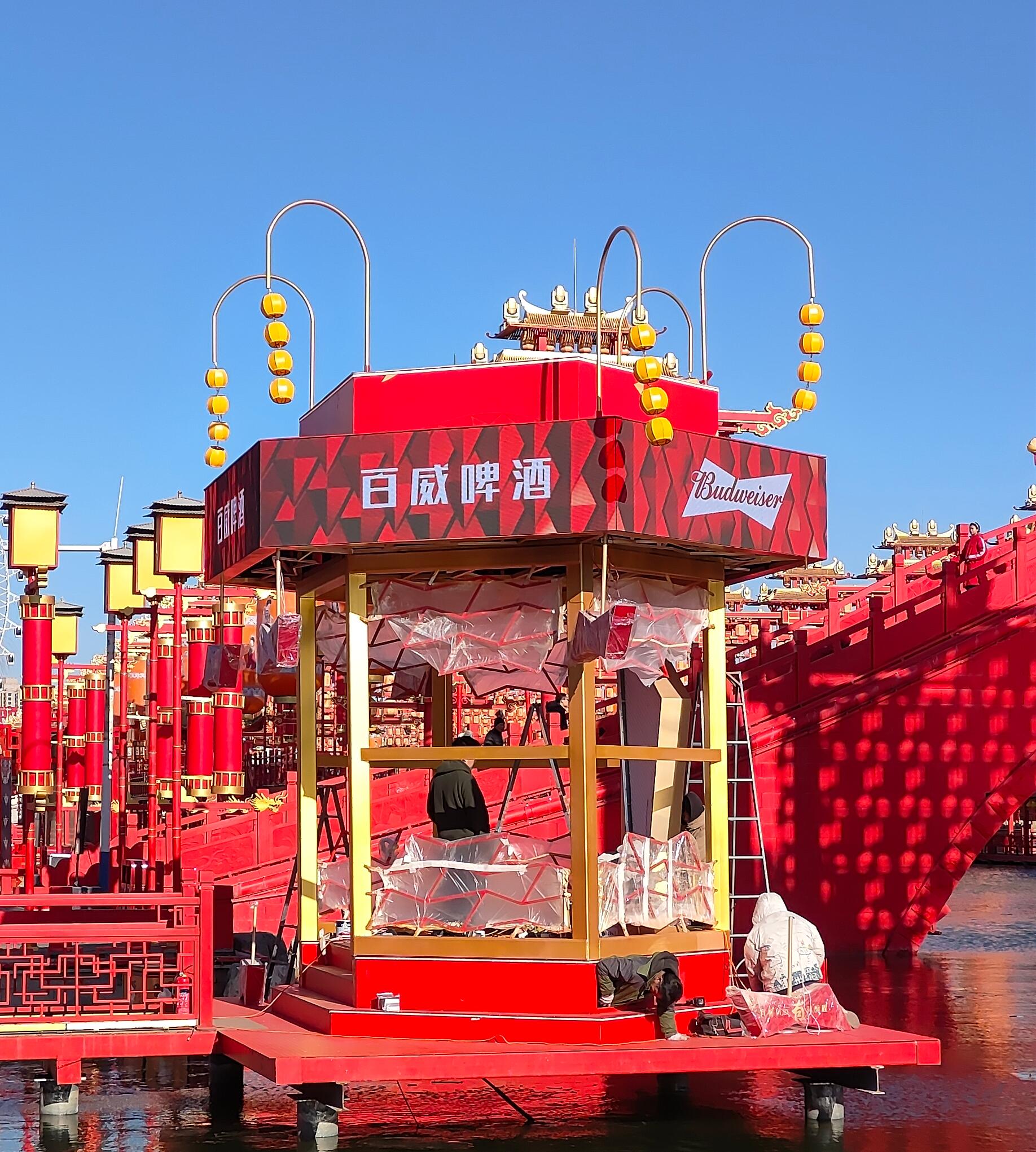 Outdoor P5 LED display screen, hexagonal LED display screen. Customized LED display screen.